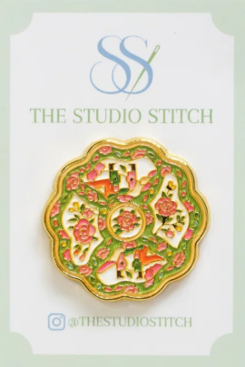 Scalloped Rose Medallion Needleminder
